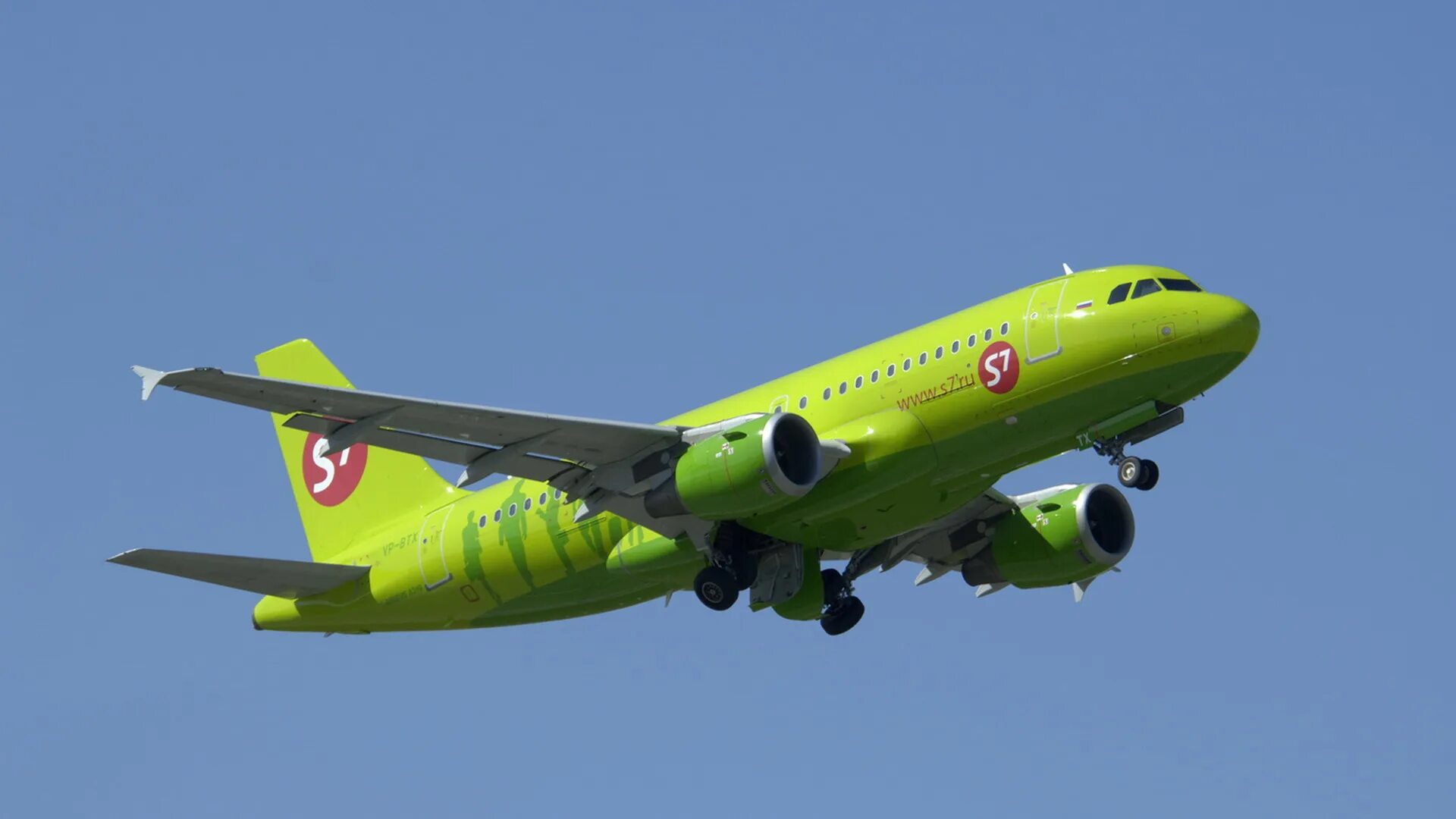 S7 горно алтайск. S7 Airlines авиакомпания. Самолеты с7 авиакомпания. Зелёный самолёт s7. Embraer 170.