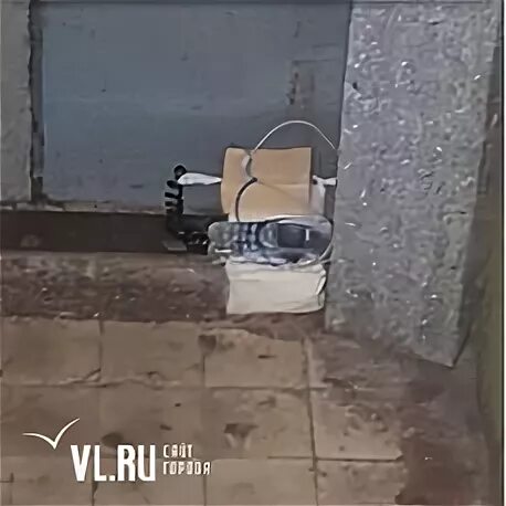 сумка в подъезде. сумка в подъезде. бесхозные вещи. вещи в подъезде. бесхозная сумка.