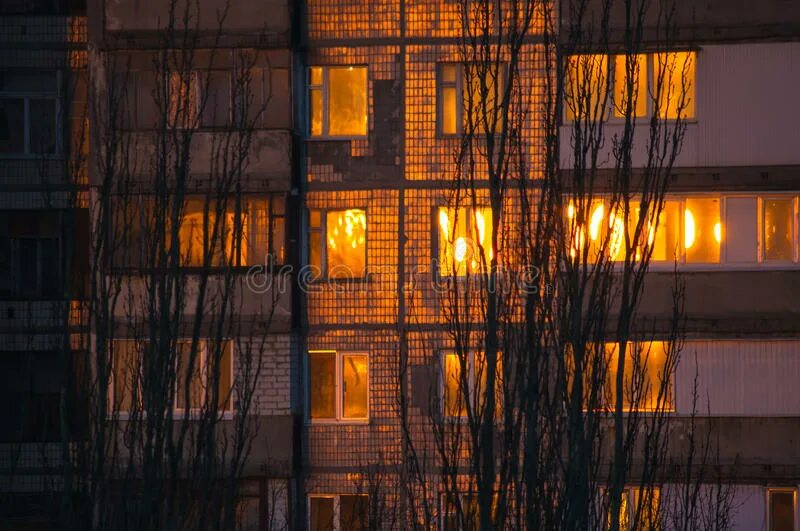 Отражение солнца в окне. Отражения в окнах домов. Отражение заката в окнах. Закат отражается в окнах.