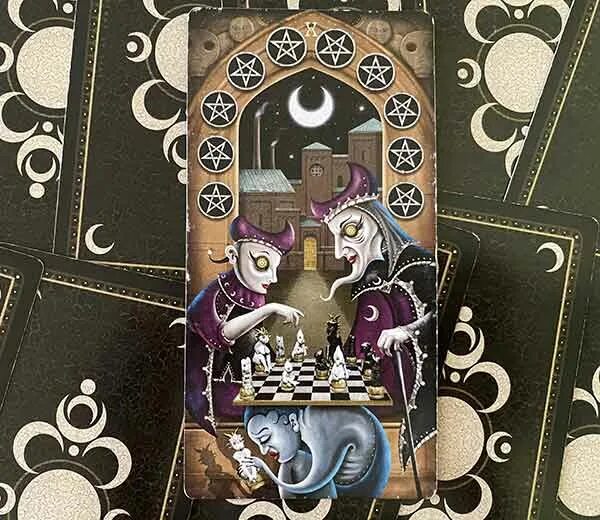таро безумной луны десятка пентаклей. таро безумной луны король пентаклей. колода таро безумной луны галерея. таро безумная луна восьмерка пентаклей. 10 пентаклей безумной луны.