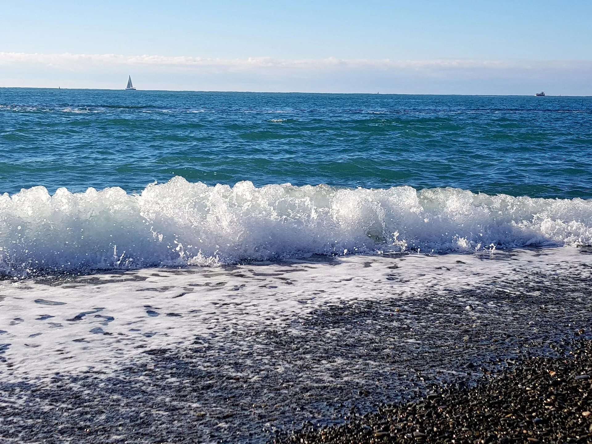 Сколько вода в море в сочи. Черное море Сочи. Чёрное море фото Сочи. Морской пейзаж Сочи. Картинки Сочи море.