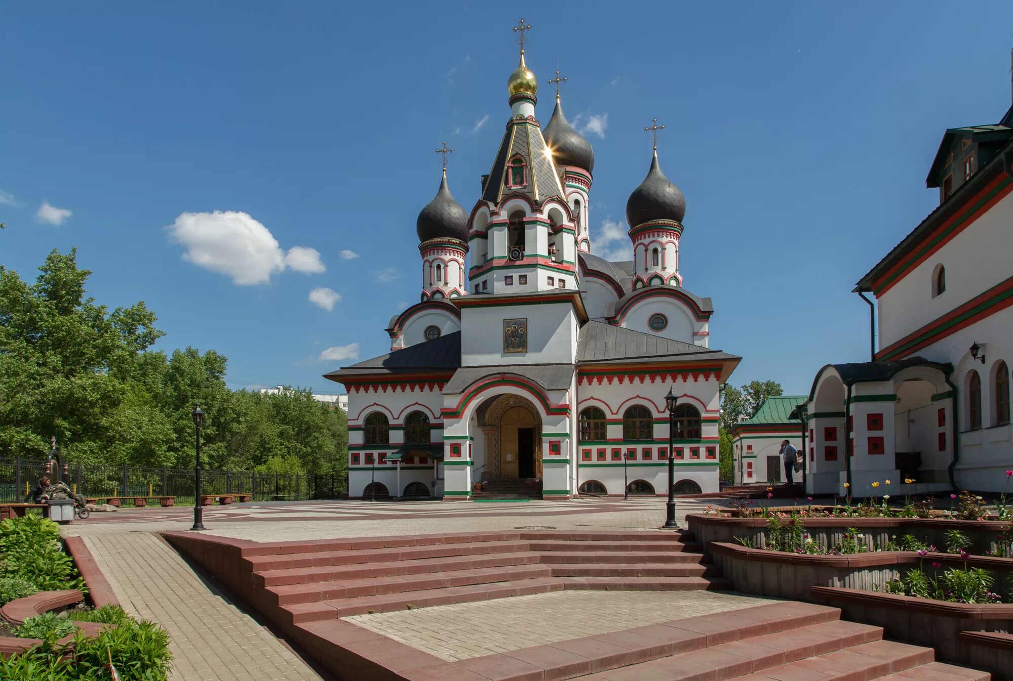 Троица в старых черемушках. Храм Живоначальной Троицы в старых Черемушках. Храм Животворящей Троицы в Черемушках. Церковь Троицы Живоначальной Москва. Шверника храм Живоначальной Троицы.