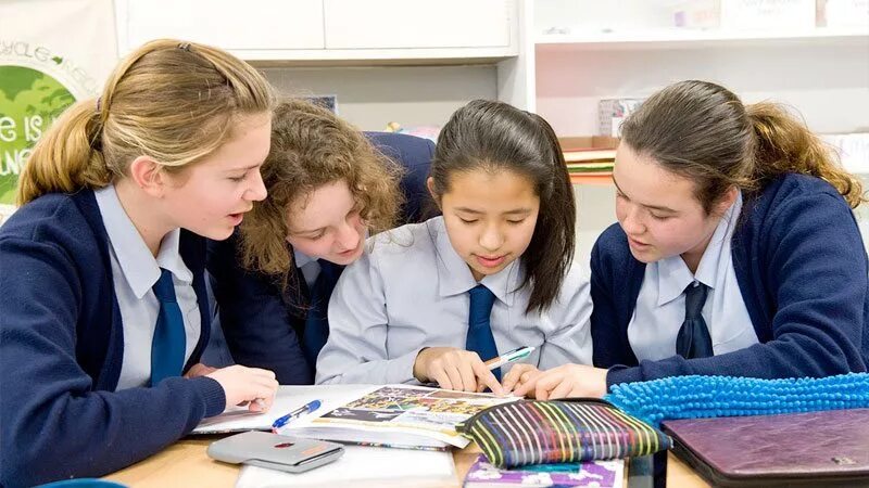 Secondary school pupils. Образование в Казахстане. Школьное образование в России. Школьное образование фото для презентации. Двенадцатилетнее школьное образование.