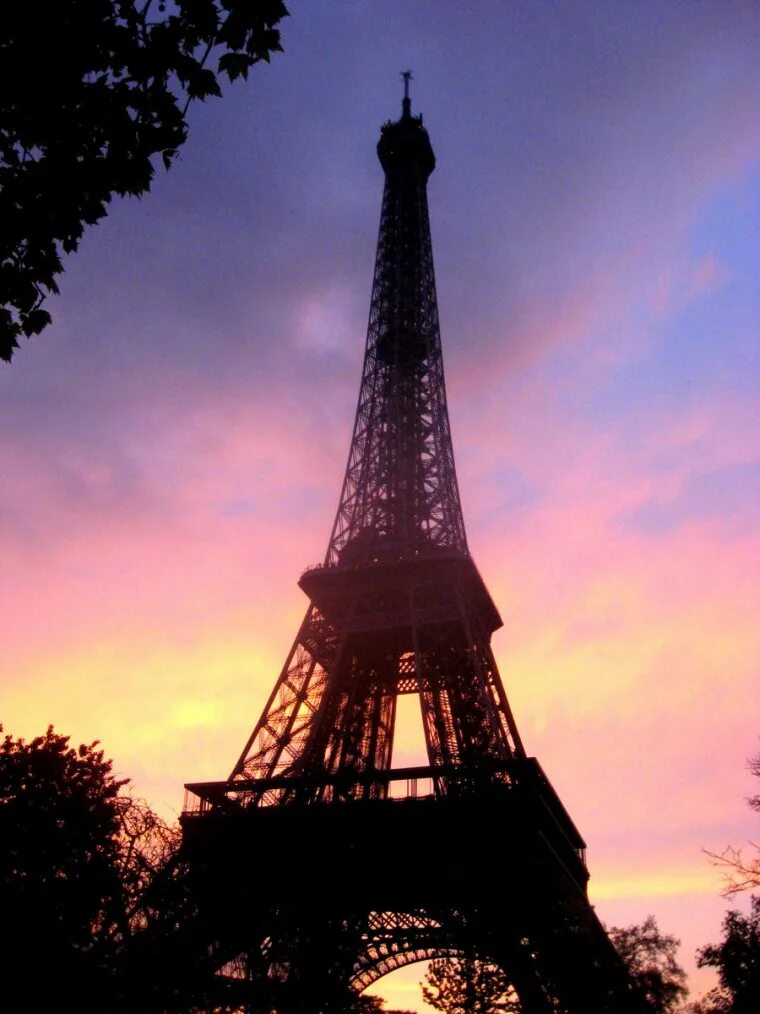 Эйфелева башня в Париже. Фон эльфелева башня. Эльфийская башня. Фон Париж Эйфелева башня.