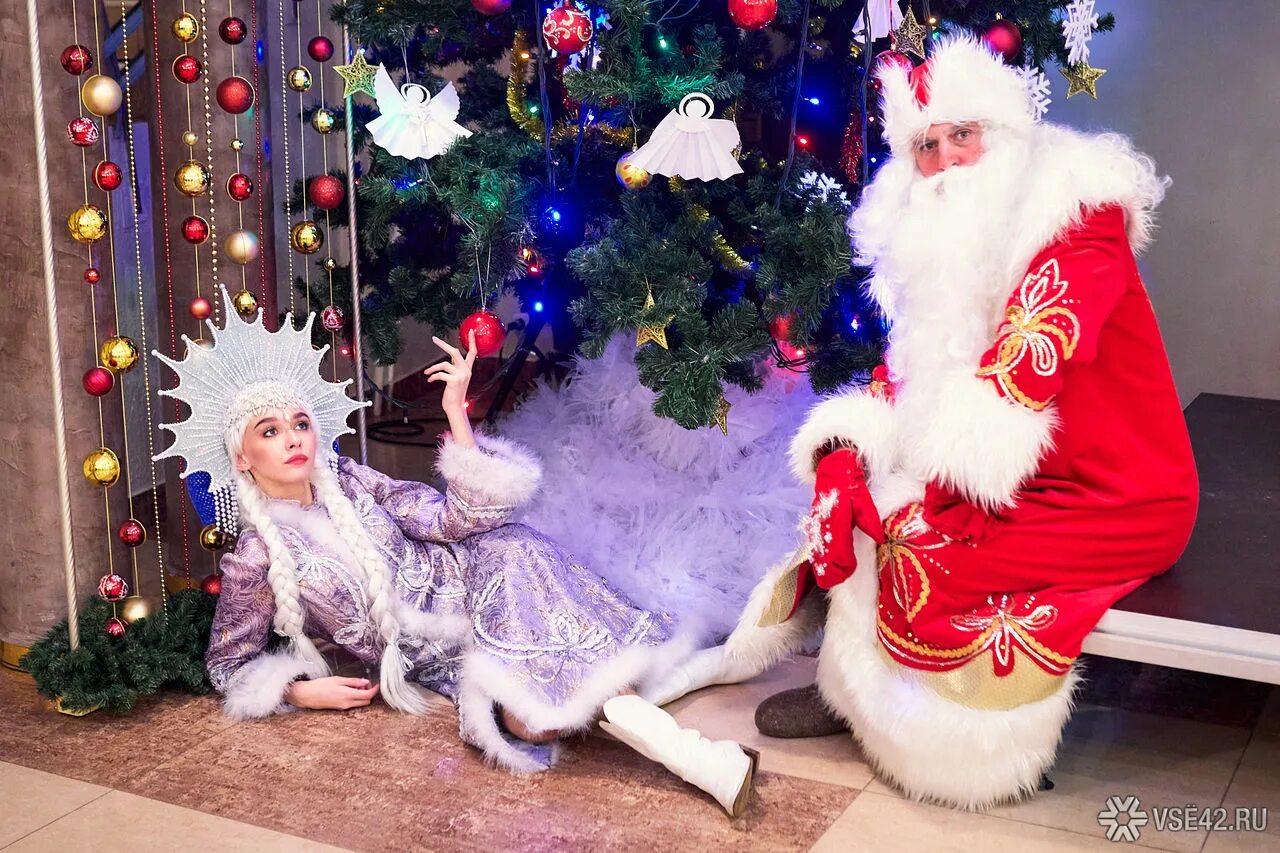 Happy holidays открытка. Новогодние картинки. Огоньки снеговик. Новый год на пляже. Елка на море.