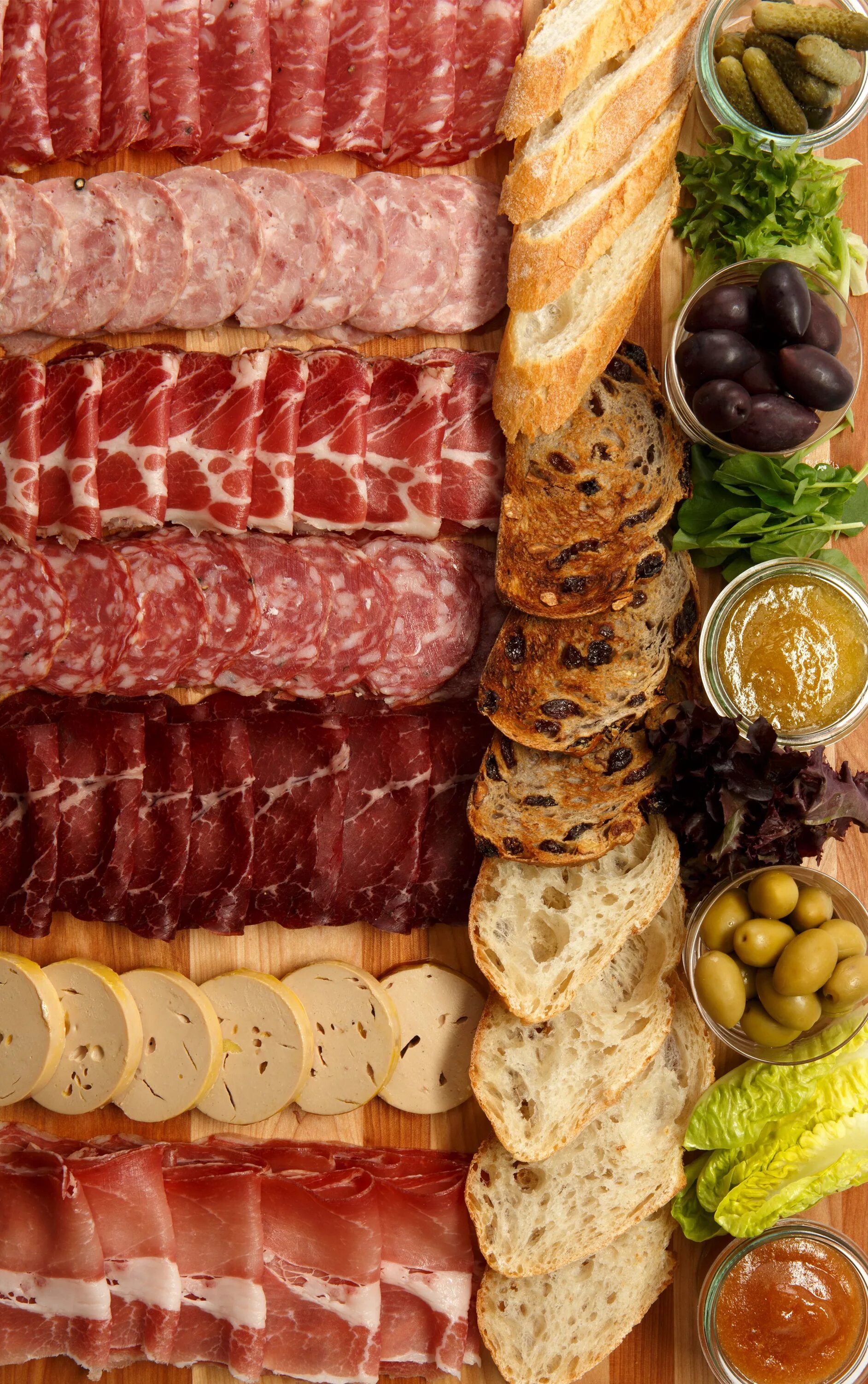 Нарезка аппетитных. Мясная нарезка. колбасная нарезка. мясная тарелка. колбасная тарелка.