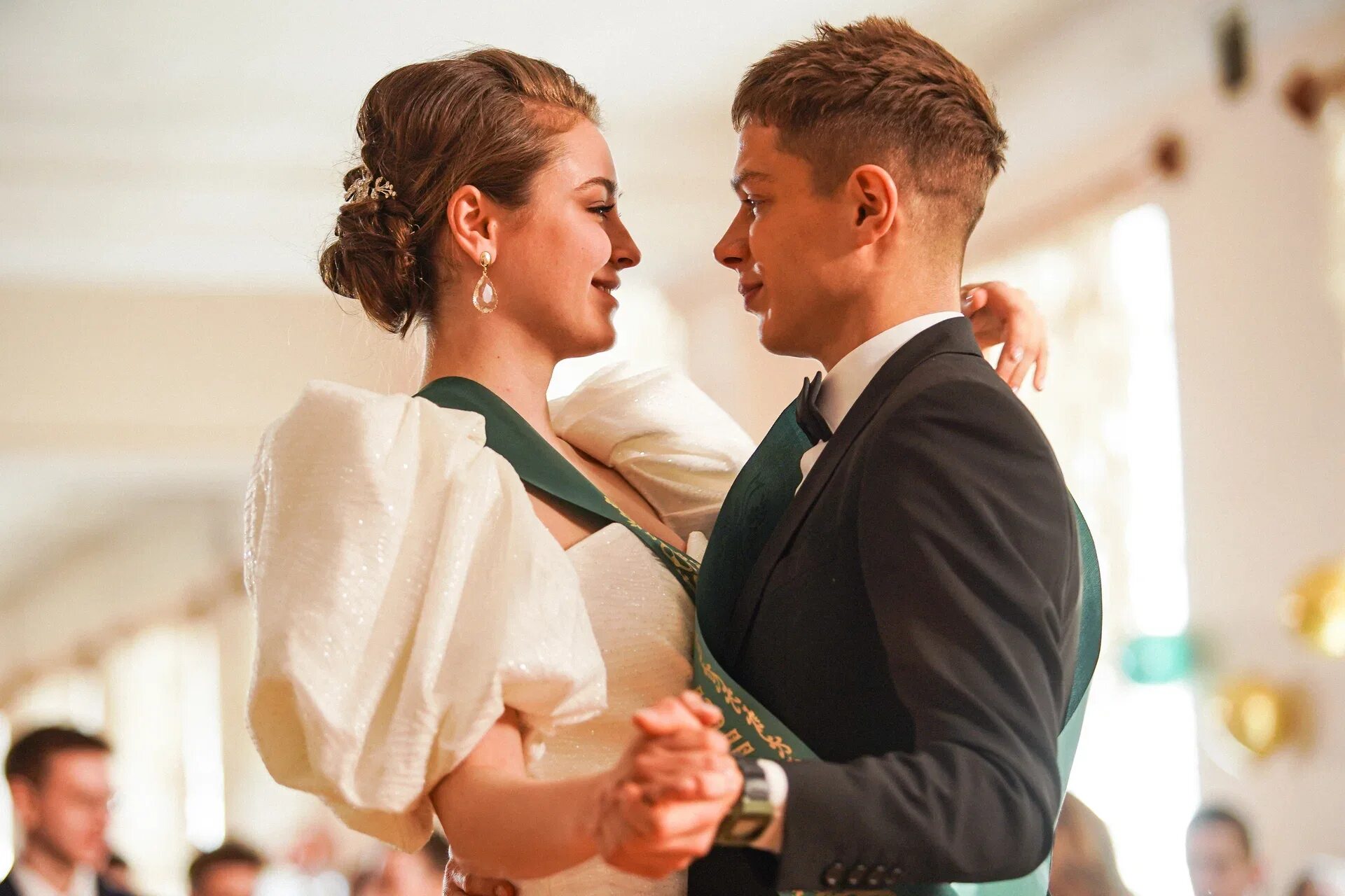 Новенькие первый. Новенькие первый. Драки в школе заступился за друга. Новенькие первый. Новенькая рассел.