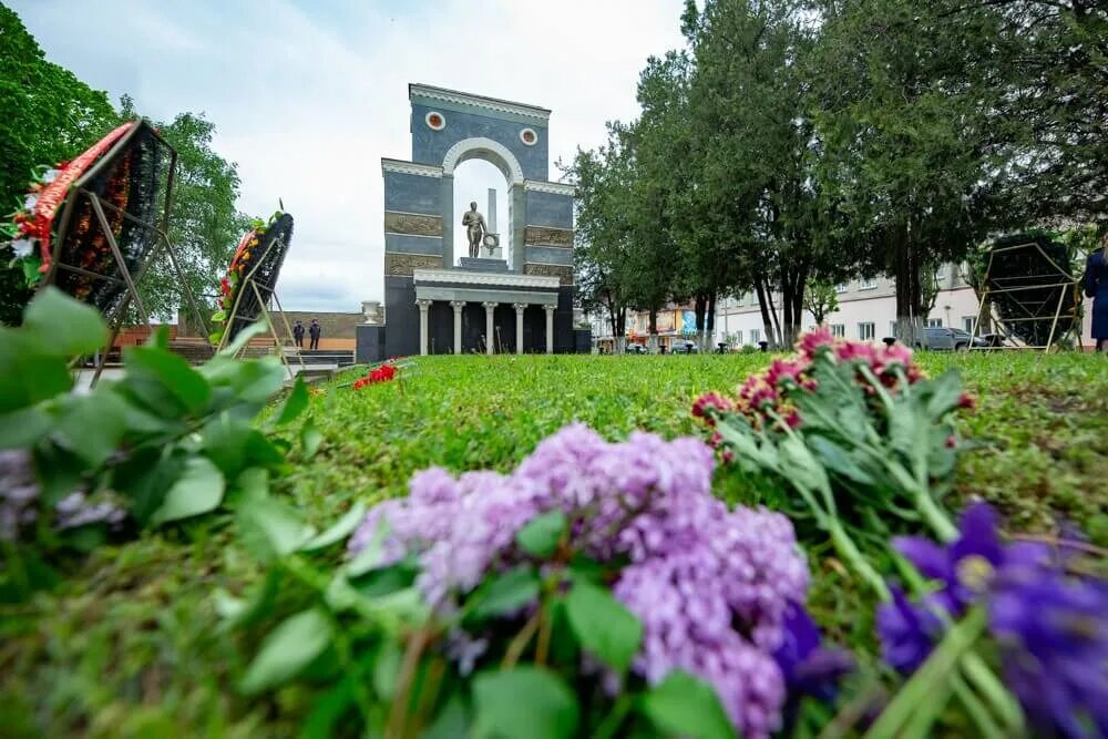 Парк Победы Черкесск. Аллея героев в Черкесске. Вечный огонь парк Черкесск. Парк Победы Черкесска возложение цветов. Места черкесска