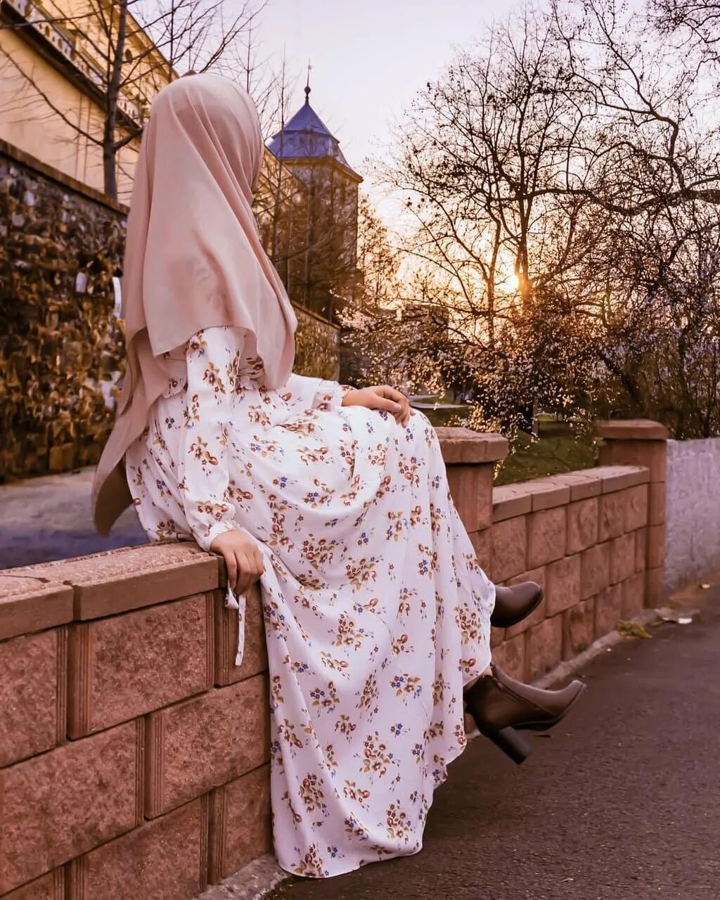 Красивые девушки в хиджабе со спины. Мусульманка в платке. Мусульманка со спины. Девушка в платке со спины.