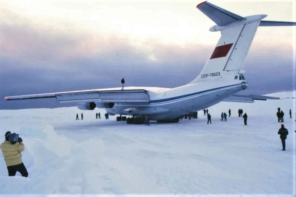 Т д полет. Самолет ил 76. Ил 76 в Антарктиде. Ил 76 в Арктике. Ил-76тд «Антарктида».