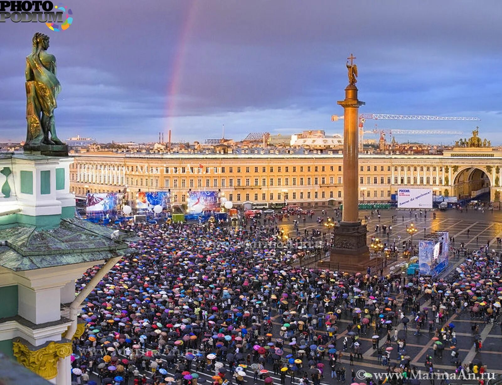 Сколько людей в спб 2024. Дворцовая площадь в Санкт-Петербурге. Дворцовая площадь в Санкт-Петербурге 2000. Дворцовая площадь в Санкт-Петербурге с людьми. Баррикады Дворцовая площадь в Санкт-Петербурге.