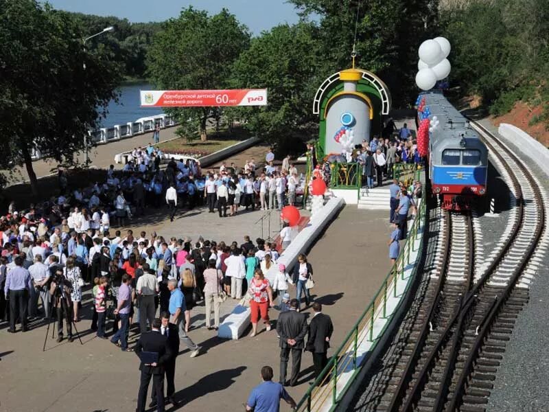 Станция ДЖД Оренбург. Станция Комсомольская Оренбургской детской железной дороги. Станция Комсомольская Оренбург детская железная дорога. Детская железная дорога ДЖД Оренбург.