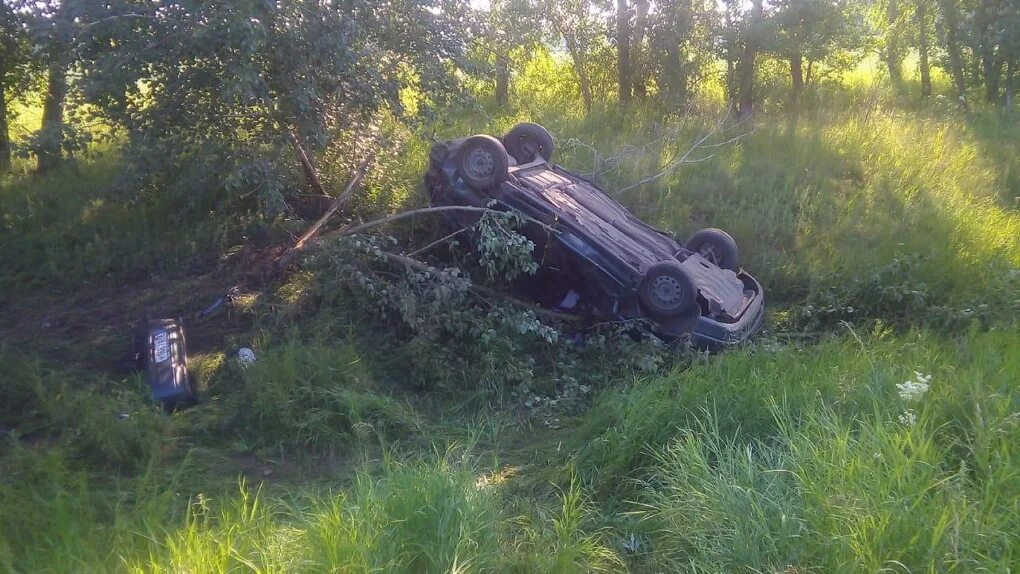 Двенашка в кювете. Опрокидывание автомобиля. Авария в Духовщинском районе Смоленской области.