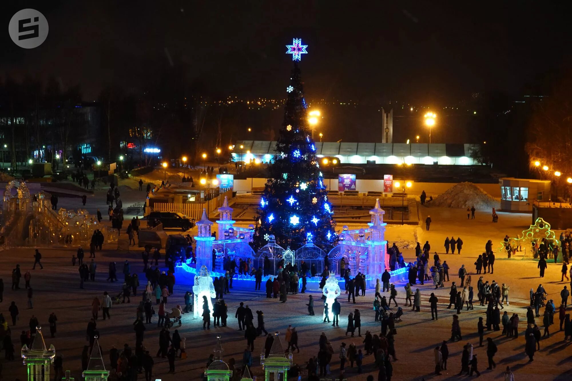 Время в ижевске сейчас. Удмуртия Ижевск Центральная площадь. Центральная площадь Ижевск зима. Елка на центральной площади Ижевск. Центральная площадь Ижевск 2021.