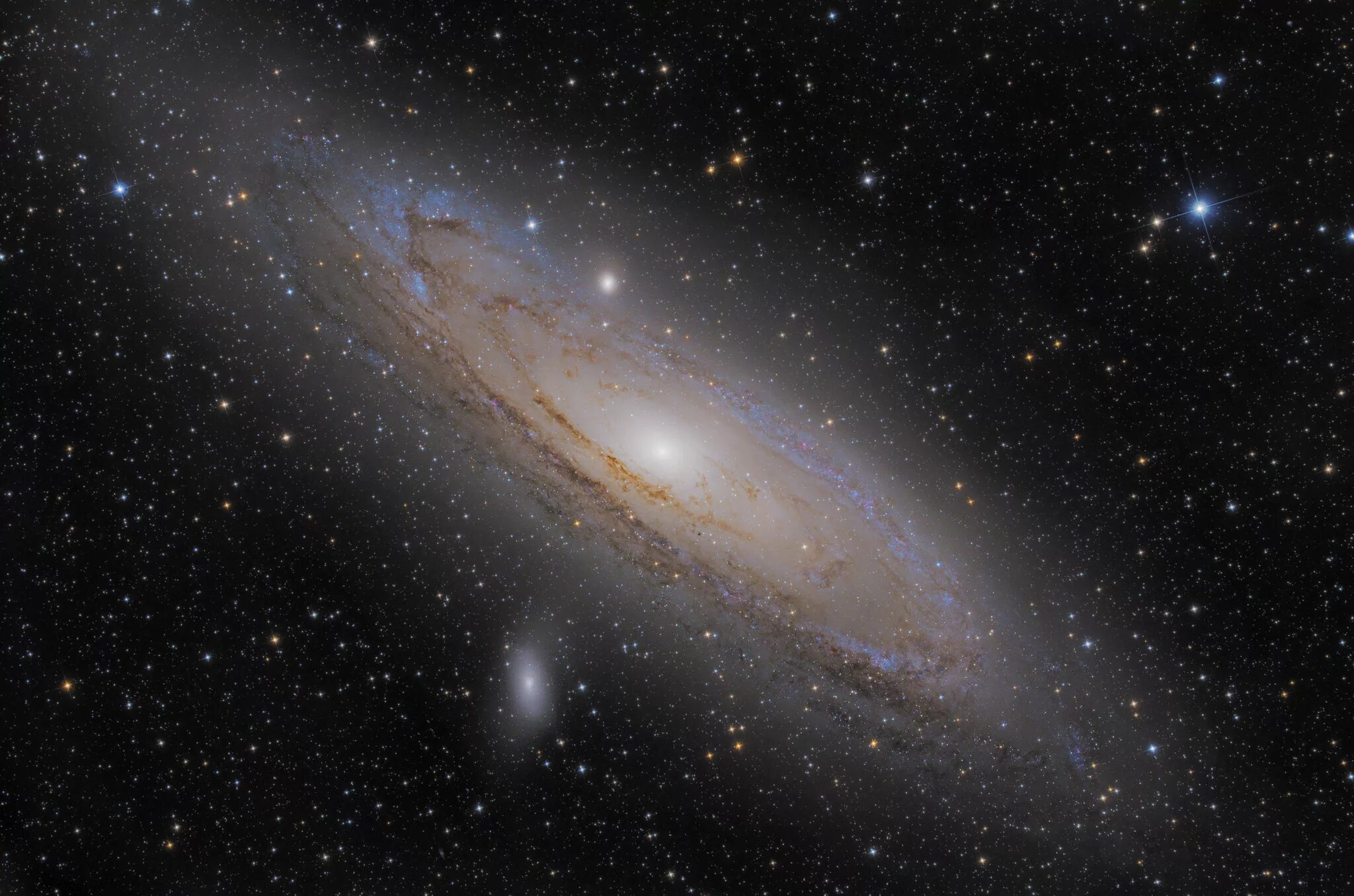 Галактика андромеда на ночном небе невооруженным глазом. Галактика андромеды невооруженным глазом. Галактика андромеда с земли. Туманность андромеды m31. Как выглядит андромеда.