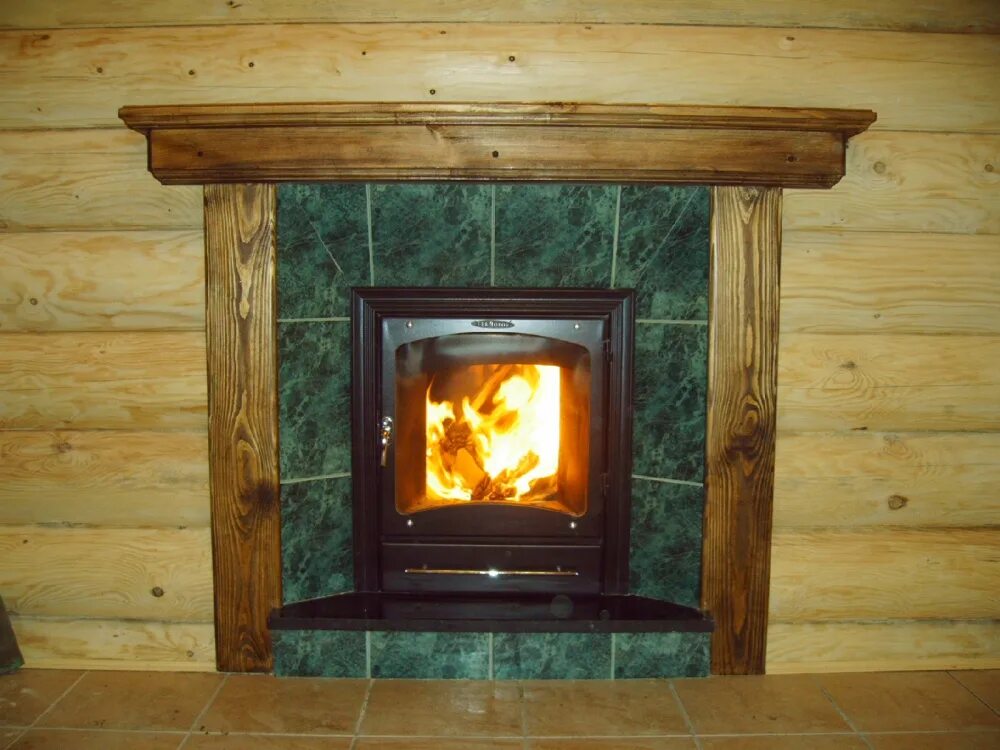 деревянный портал для банной печи. камин в бане. отделка печки в бане. вокруг топки. обрамление печи в бане.