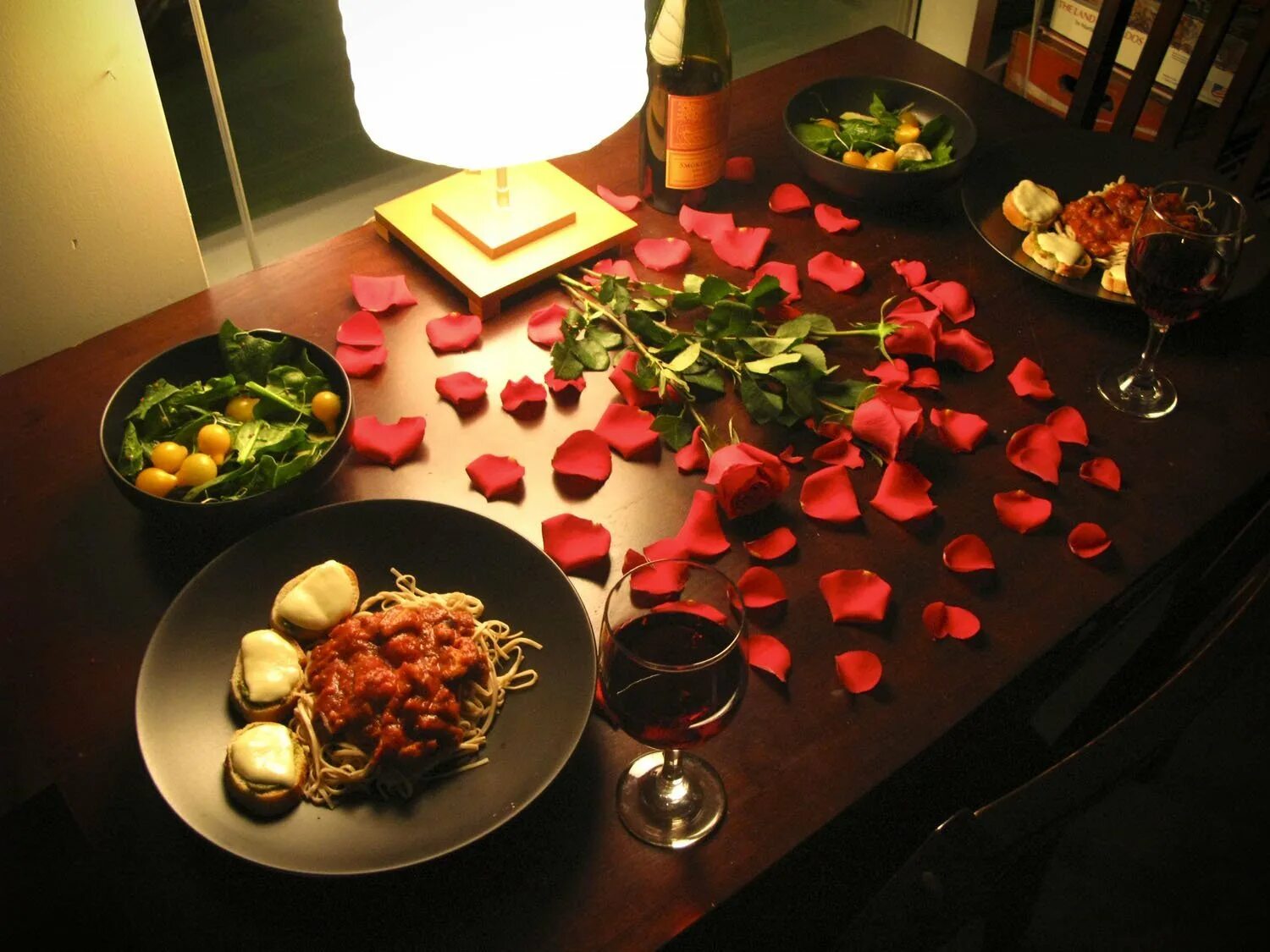 Делаем романтик. Романтический ужин. Романтический ужин для любимого. Стол для романтического ужина. Романтический ужин дома для любимого.