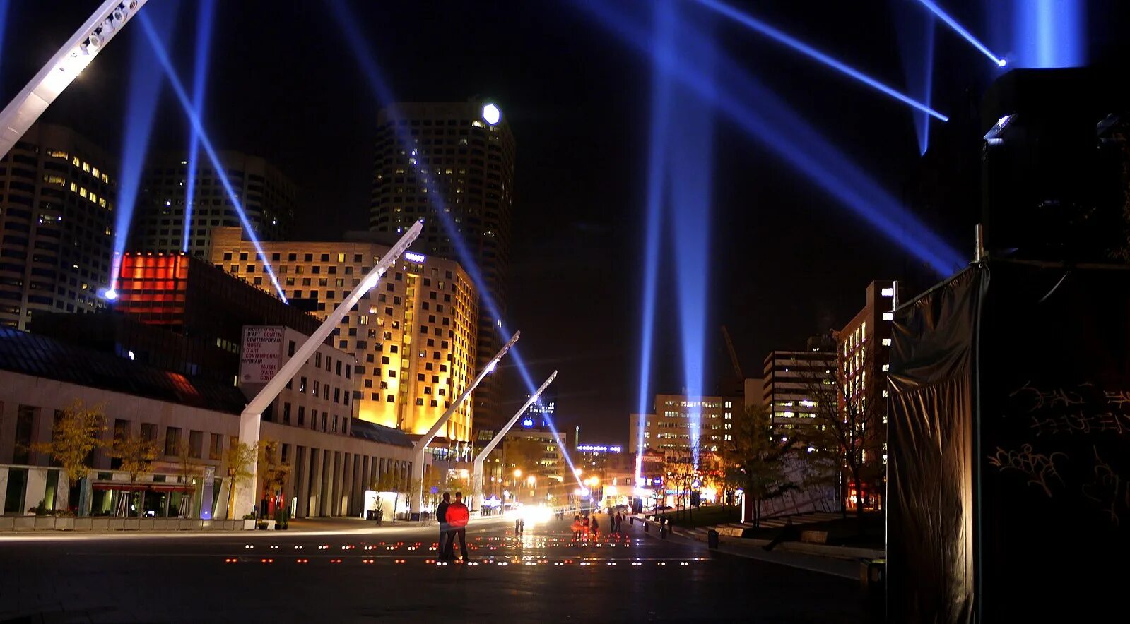 Кварталы развлечений. Квартал зрелищ Монреаль. Place des cinéastes ночью. Quartier d’or. Quartier.