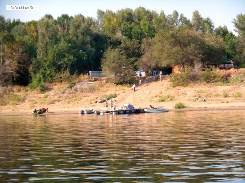 База Затон причал. Причал рыбака Ахтуба. Рыболовные турбазы на Волге. Базы на нижней Волге с пляжем. Домики волга рыбалка