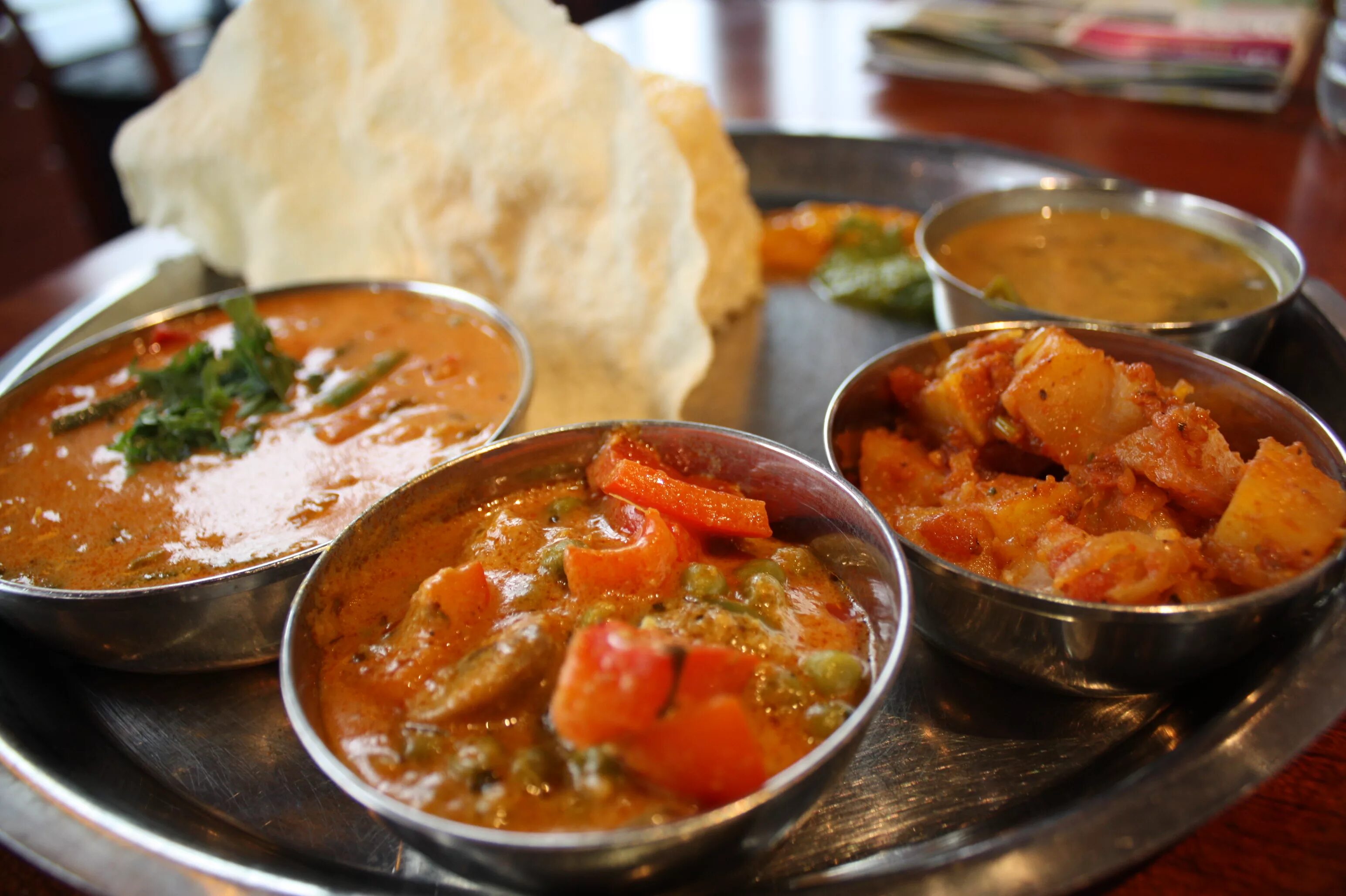 бирьяни индийское блюдо. индийская вегетарианская кухня. талли индийская еда. индийская кухня. приготовление индийских блюд.