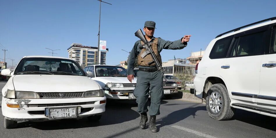 Полиция Афганистана машины. Полицейский в Пакистане. Нападение на полицейских в Пакистане. Пакистанец с оружием.