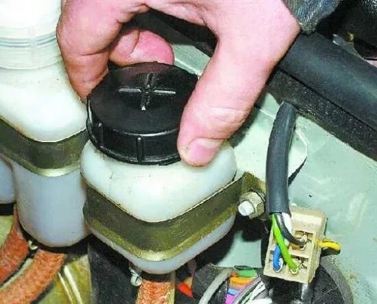 какая жидкость заливается в бачок сцепления