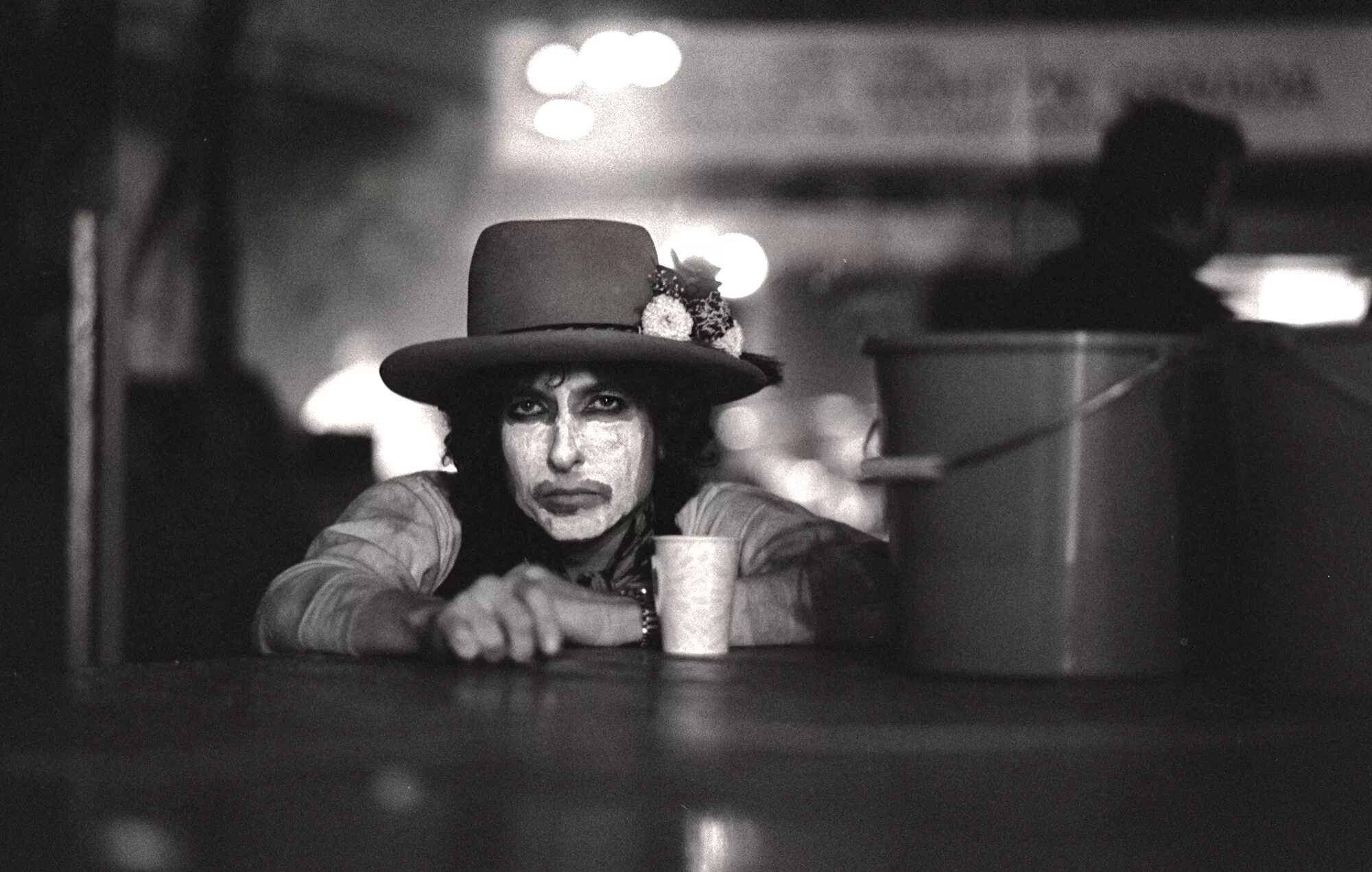 Bob turn the. Rolling thunder revue a bob dylan story by martin scorsese. боб дилан 1975. rolling thunder revue: история боба дилана глазами мартина скорсезе (2019). bob dylan rolling thunder revue.