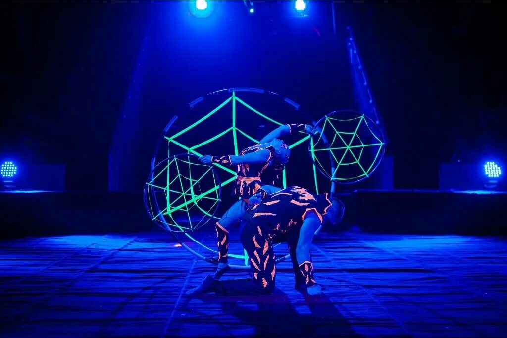 Разбор слова по составу циркач. Цирковое ревю. Фонетический разбор слова цирк. Цирк дю солей акробаты. Циркачом разбор.