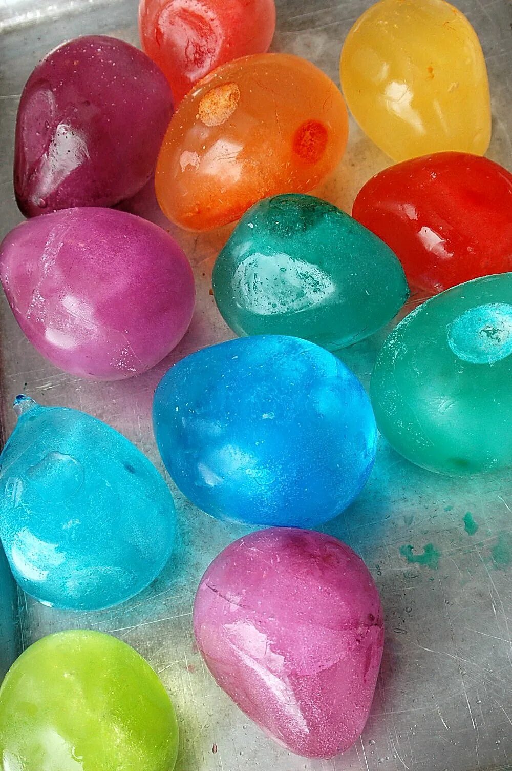 Цветная цветная заморозка. Ледяные разноцветные шарики. Цветные ледяные шары. Цветной лед. Разноцветный лед.