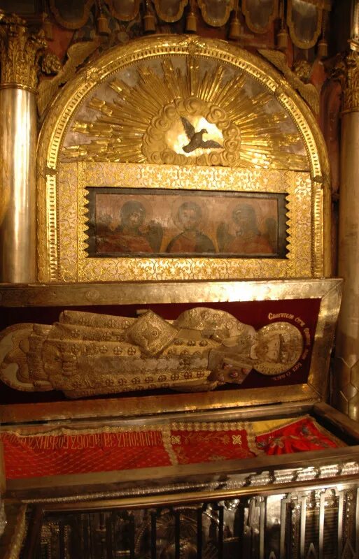 успенский собор московского кремля мощи святого филиппа. мощи филиппа митрополита московского. мощи святителя филиппа в успенском соборе. свт филипп митрополит московский мощи. успенский собор московского кремля мощи святого филиппа.