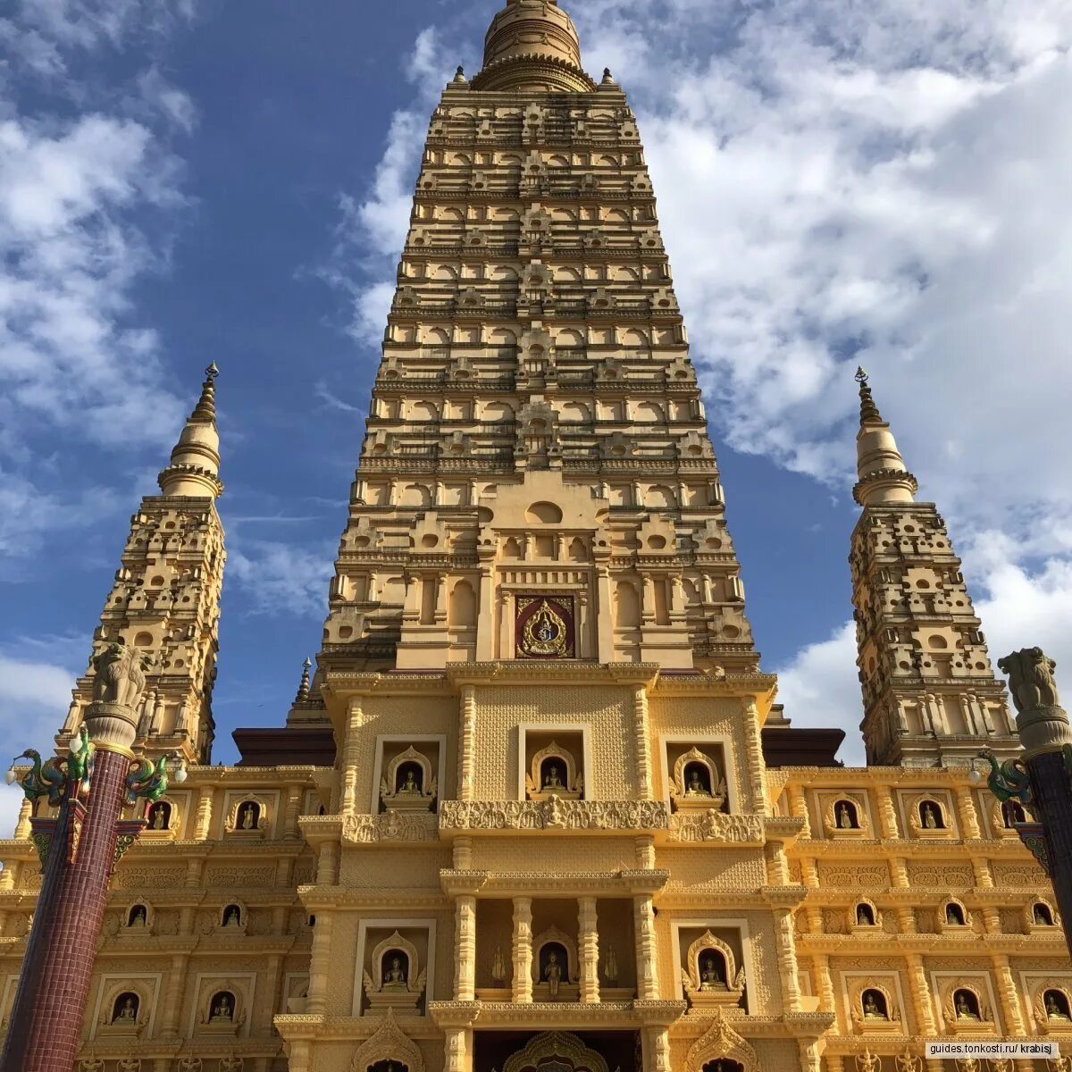 Храмы краби. Храм в провинции Краби. Храм Краби mahatha. Храм рамы 10 Таиланд. Wat Maha that Wachira Mongkhon Таиланд Краби.