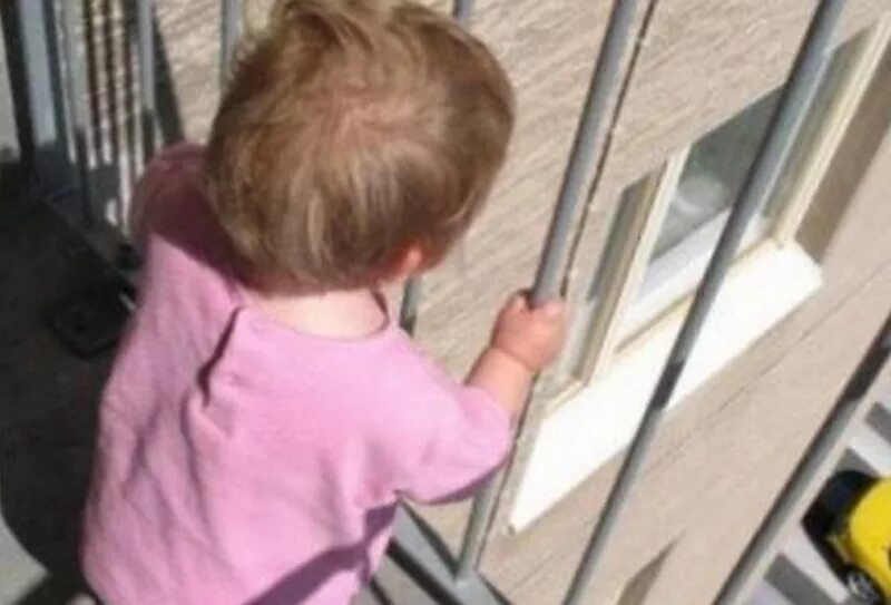 Мама выбросила ребенка из окна. Женщина выкинула ребенка из окна в москве. Мамаша выкинула ребенка годовалого фото. Брошенный ребенок на остановке. В москве мать выбросила дочь с 11 этажа.