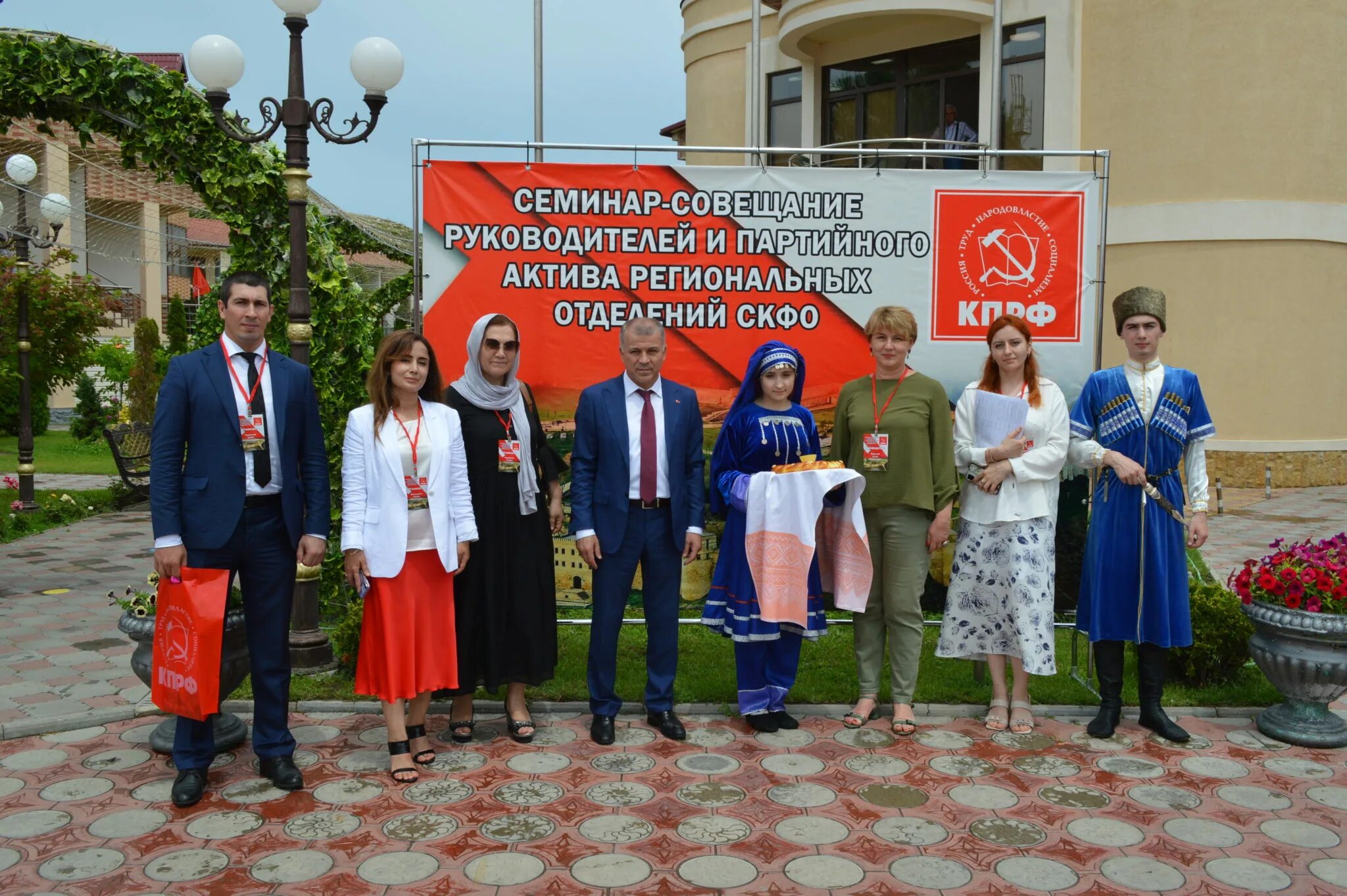 Возложение цветов к могиле неизвестного солдата. Кпрф московская область. Форма кпрф. Участники проекта депутаты. Проект депутатов коммунистов.