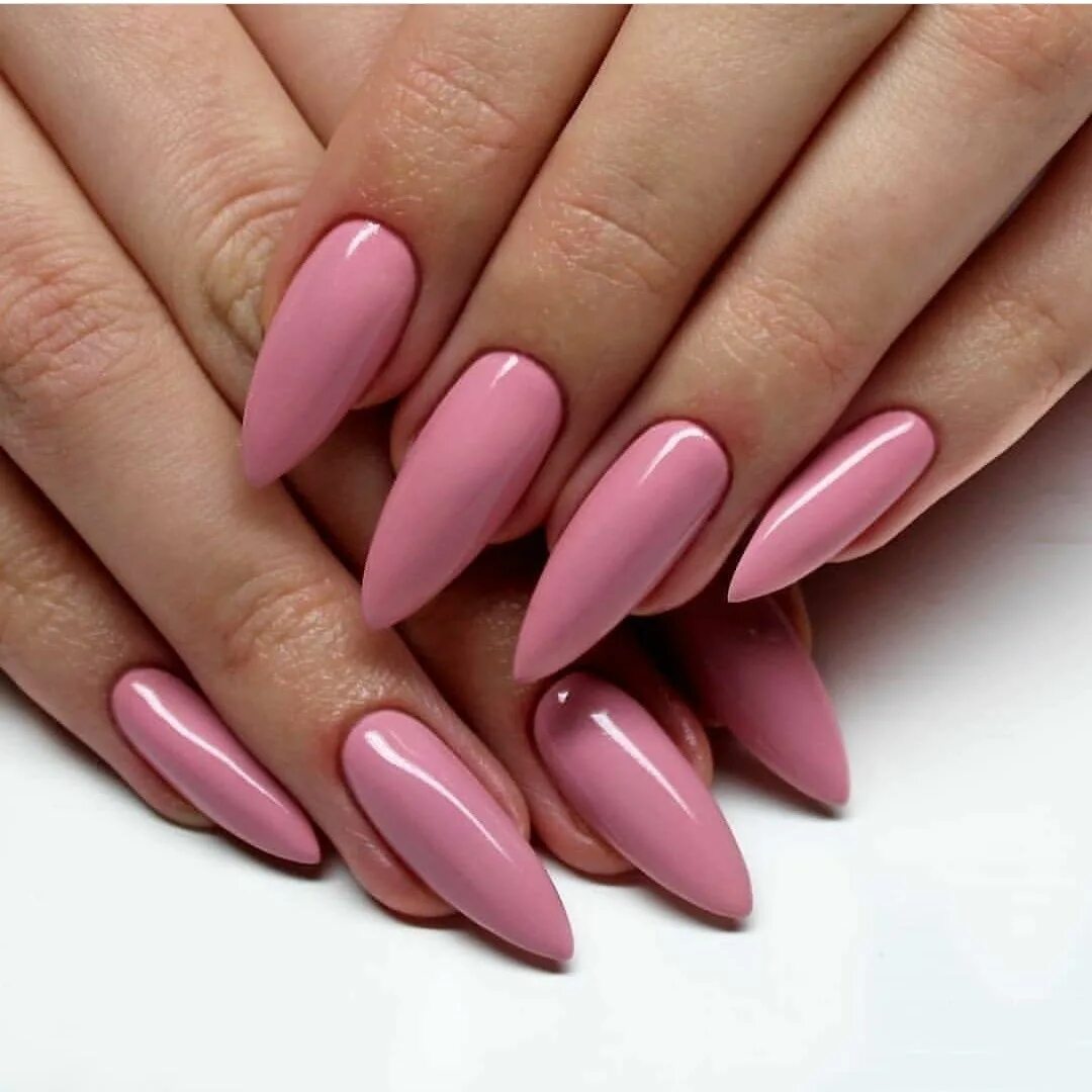 Миндалевидный. Розовый маникюр на миндалевидных ногтях. Розовые миндальные ногти. Длинные розовые ногти. Маникюр длинные ногти миндаль.
