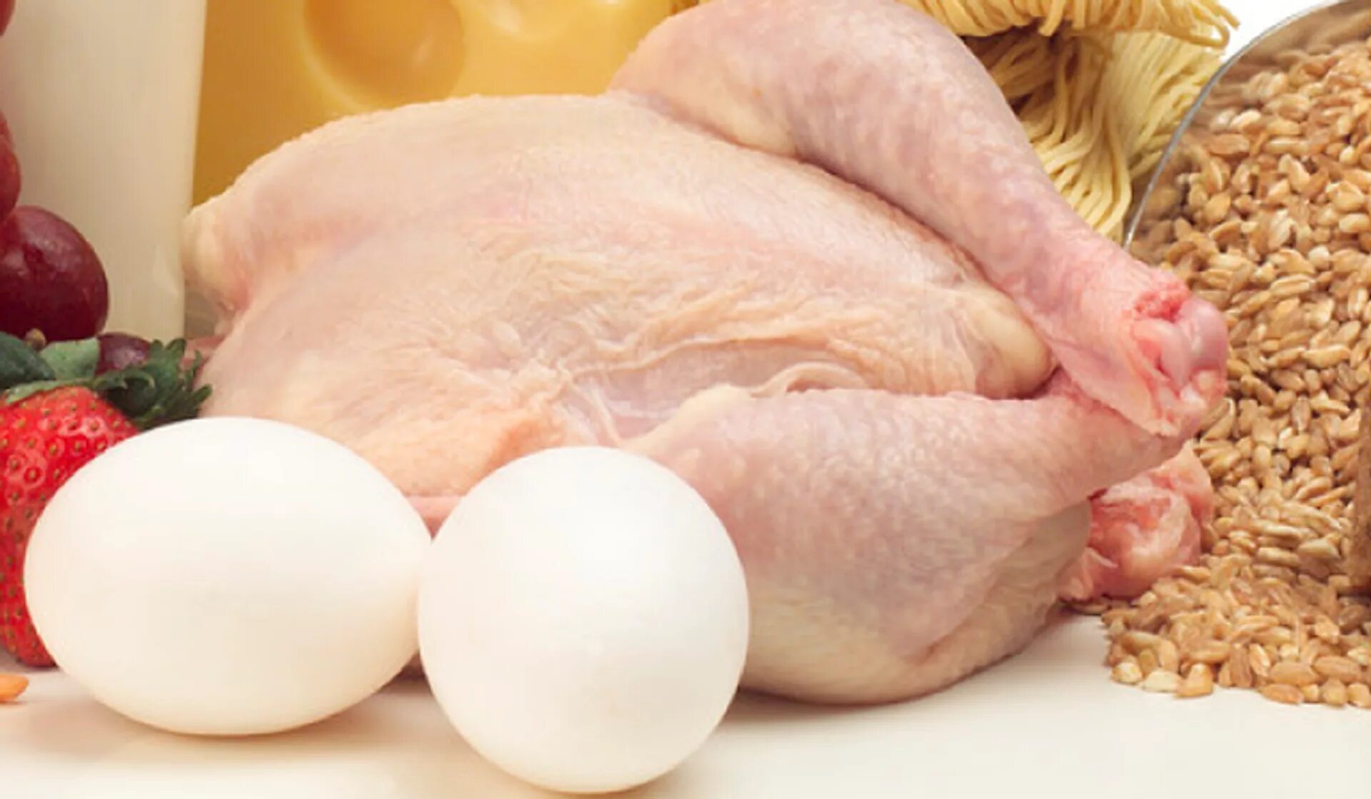 Курица с яйцами. Курица мясо. Куриное мясо и яйца. Домашняя курица.