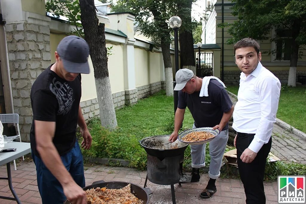 Когда праздник ураза в дагестане. Ураза байрам в Дагестане. С праздником Ураза байрам Дагестан. Праздничный стол на Ураза байрам в Дагестане. Столы на Ураза байрам в Дагестане.