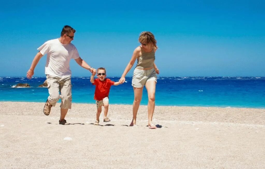 Семья на отдыхе на море. Семья на природе. Море пляж семья. Семья на пляже. Семейный отдых 6.