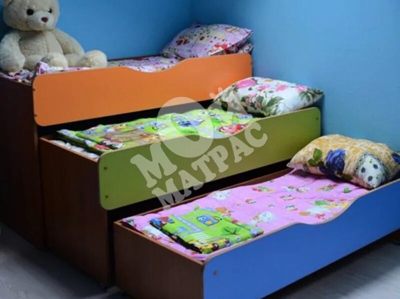 Выдвижные кровати в детском саду. Кровать детская выдвижная 3х ярусная, м 715. Кровать трехъярусная выкатная росметалл. Выдвижные кровати в детском саду. Выдвижные кровати для детей в садик.