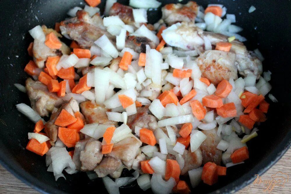 Плов на 1 кг мяса. Жареная курица с луком и морковкой. Курица с морковью и луком на сковороде. Куриное филе с луком и морковью на сковороде. Рис с мясом на сковороде с луком и морковью.