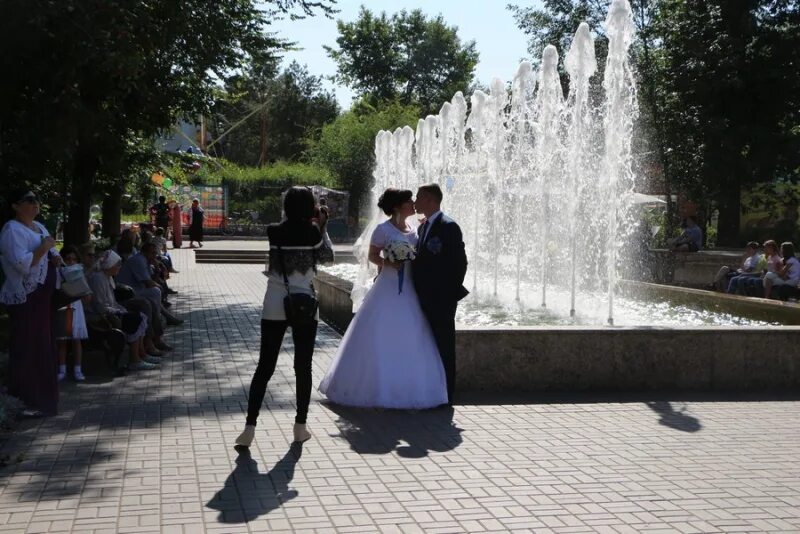 Погулять в саратове. Парки и скверы г. Энгельс. День города Энгельс. Красивые места для мероприятий Энгельс. Прогулка в Энгельсе.