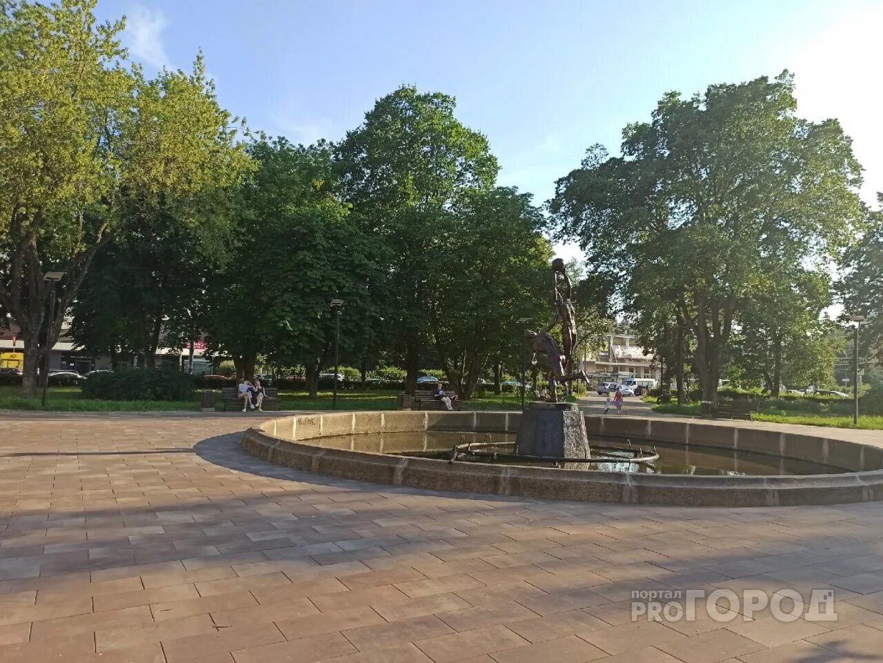 Почему в ярославле не работает. Ярославль стрелка фонтаны. фонтан не работает. фонтат.