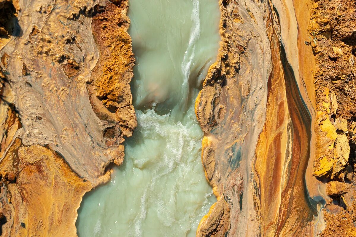 Водопады в свердловской области режевском районе. Река рудник. Лёвиха свердловская область экологическая катастрофа. Поселок левиха кислотные реки. Река рудник.