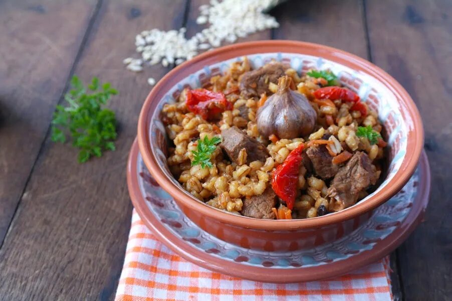 Перловка с мясом. Перловая каша с мясом. Плов с перловкой. Плов перлов. Плов перлов.