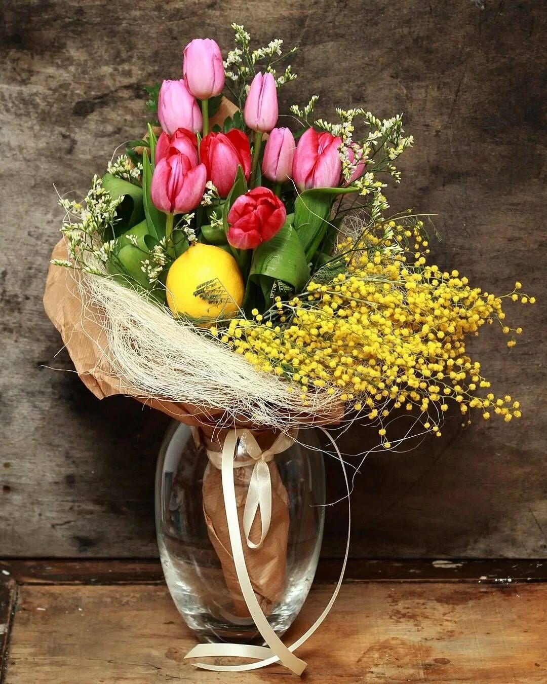 Букет тюльпанов с мимозой. Букеты тюльпаны и солидаго. Мимоза и тюльпаны. Мимоза и тюльпаны. Фрезия с мимозой.