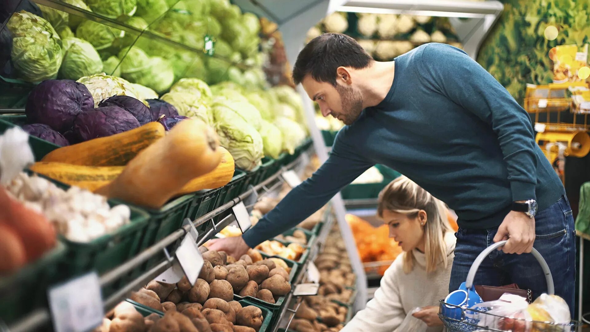 Люди на продуктовом рынке. Продовольственная безопасность. Овощи в супермаркете. Рынок продовольствия. Как стать овощем