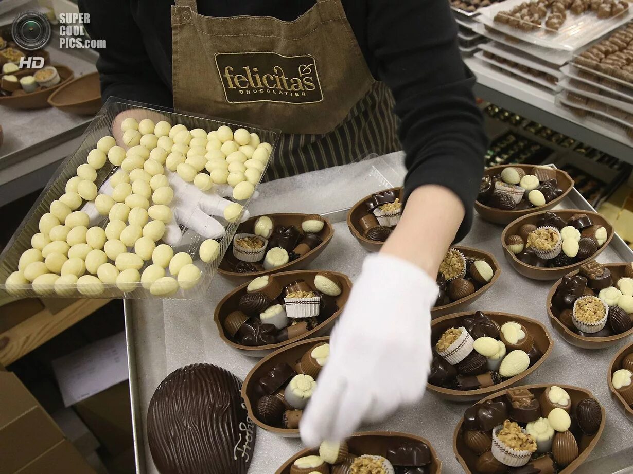Изготовление сладостей. Немецкие сладости. Бизнес конфеты шоколадные. Шоколад в кондитерском производстве. Бельгийская шоколадная фабрика.