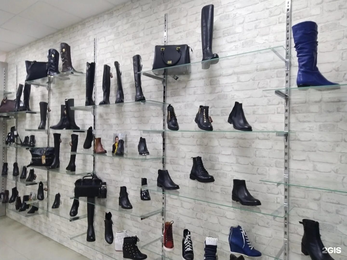звезда магазин южно-сахалинск армейский. магазин спецодежды южно-сахалинск. южный обувные магазины. героев десантников д. полка с обувью в магазине туфли.