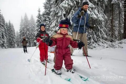 Зимой дети катаются на лыжах