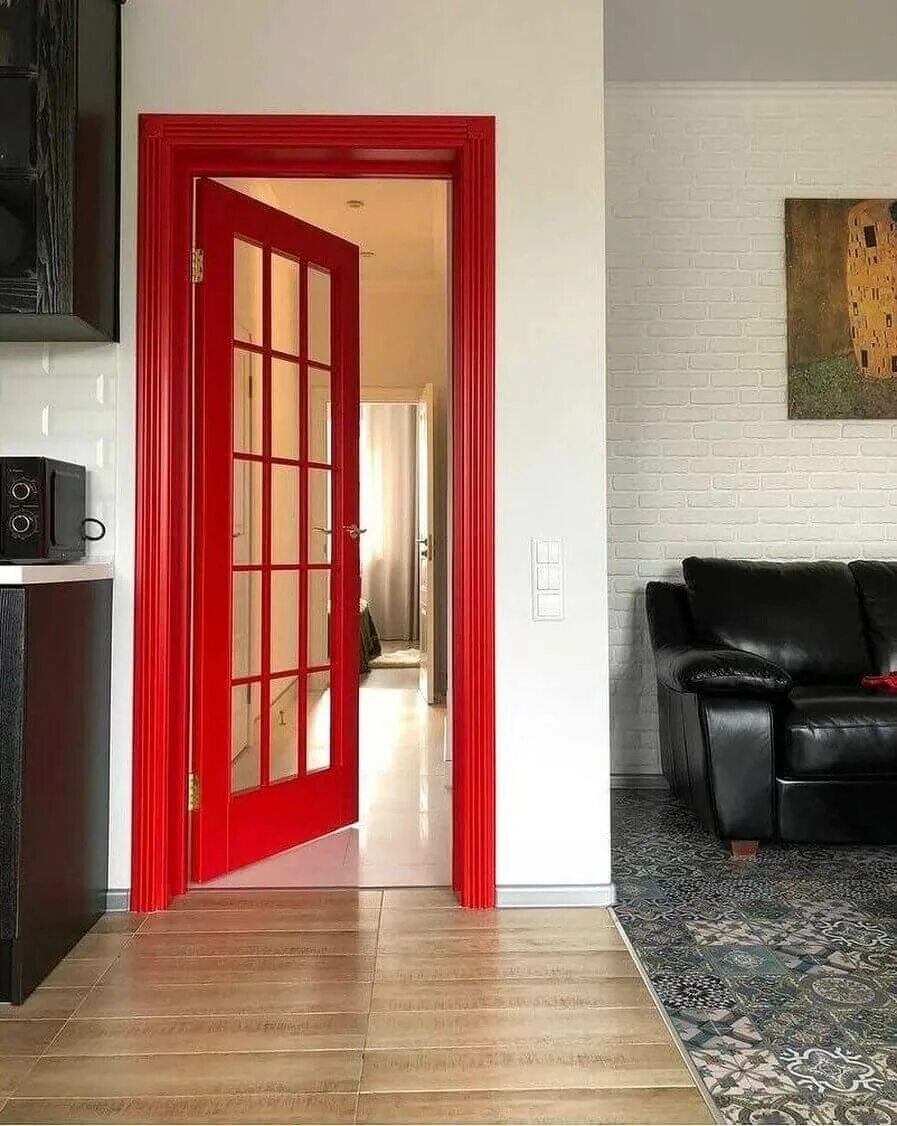 Двери в интерьере. Красная межкомнатная дверь. Разноцветные двери в интерьере. Красная дверь в интерьере.