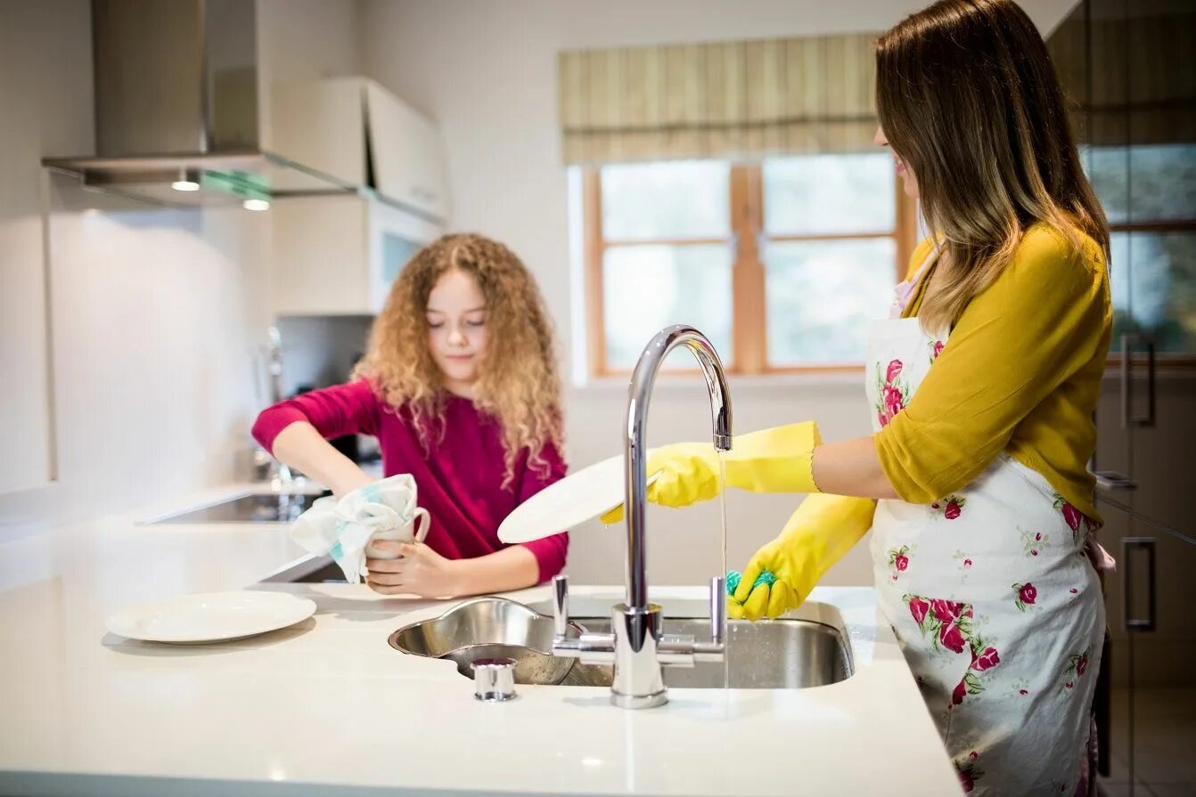 Do your dishes. Мытье посуды. Девочка помогает по дому. Женщина по дому. Подросток помогает по дому.